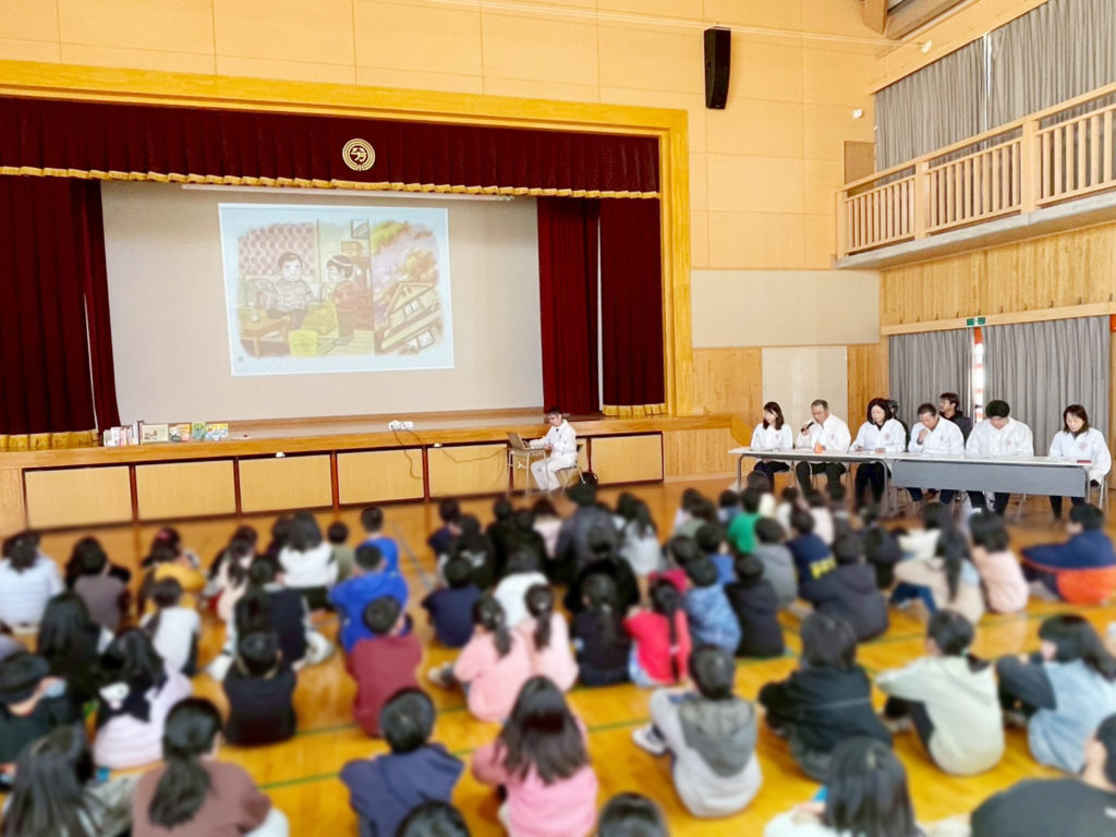 図書寄贈と読み聞かせ　青少年奉仕委員会